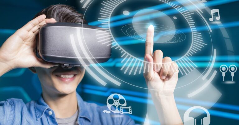 Homme utilisant un casque de réalité virtuelle et interagissant avec une interface holographique