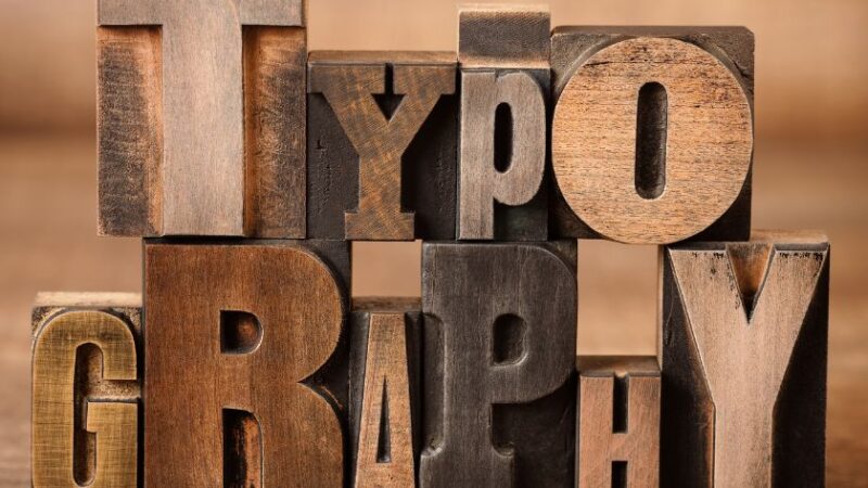 Blocs de lettres en bois assemblés pour former le mot Typography