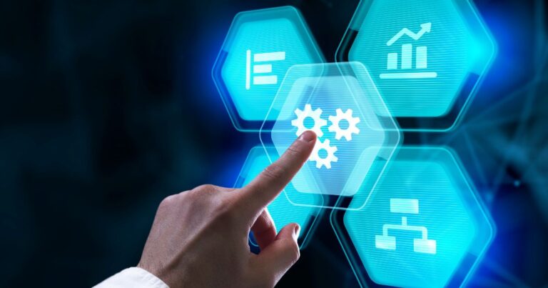 Main touchant une interface numérique avec icônes dengrenages et de gestion de processus
