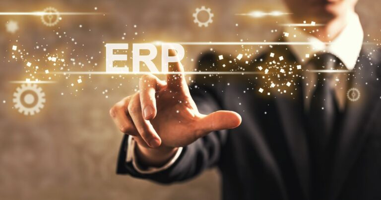 Homme en costume touchant une interface numérique affichant le mot ERP
