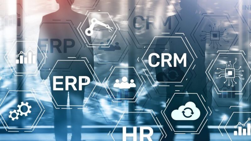 Silhouettes dhommes daffaires avec icônes ERP CRM et cloud en surimpression