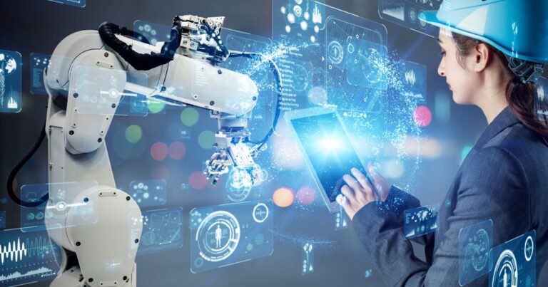 Ingénieure en casque de sécurité utilisant une tablette pour contrôler un bras robotisé industriel