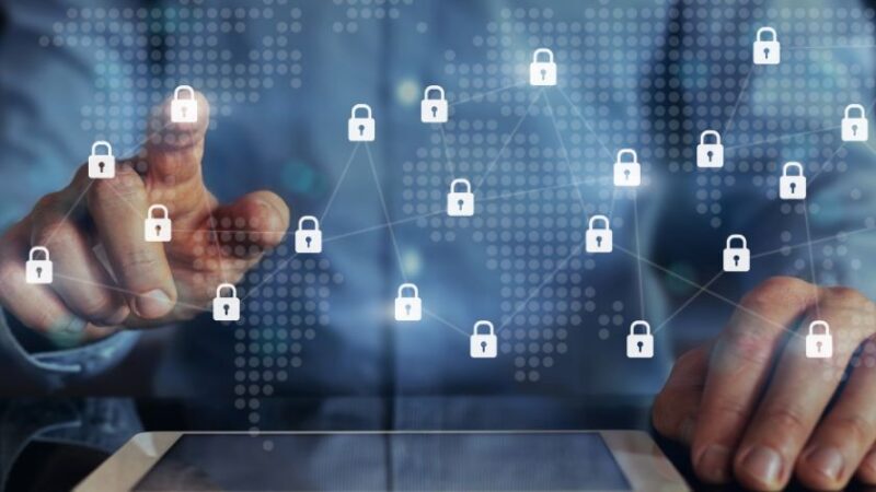 Personne utilisant une tablette avec des icônes de cadenas représentant la cybersécurité mondiale