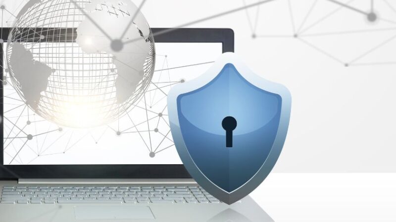 Ordinateur portable avec globe numérique et bouclier de sécurité symbolisant la cybersécurité