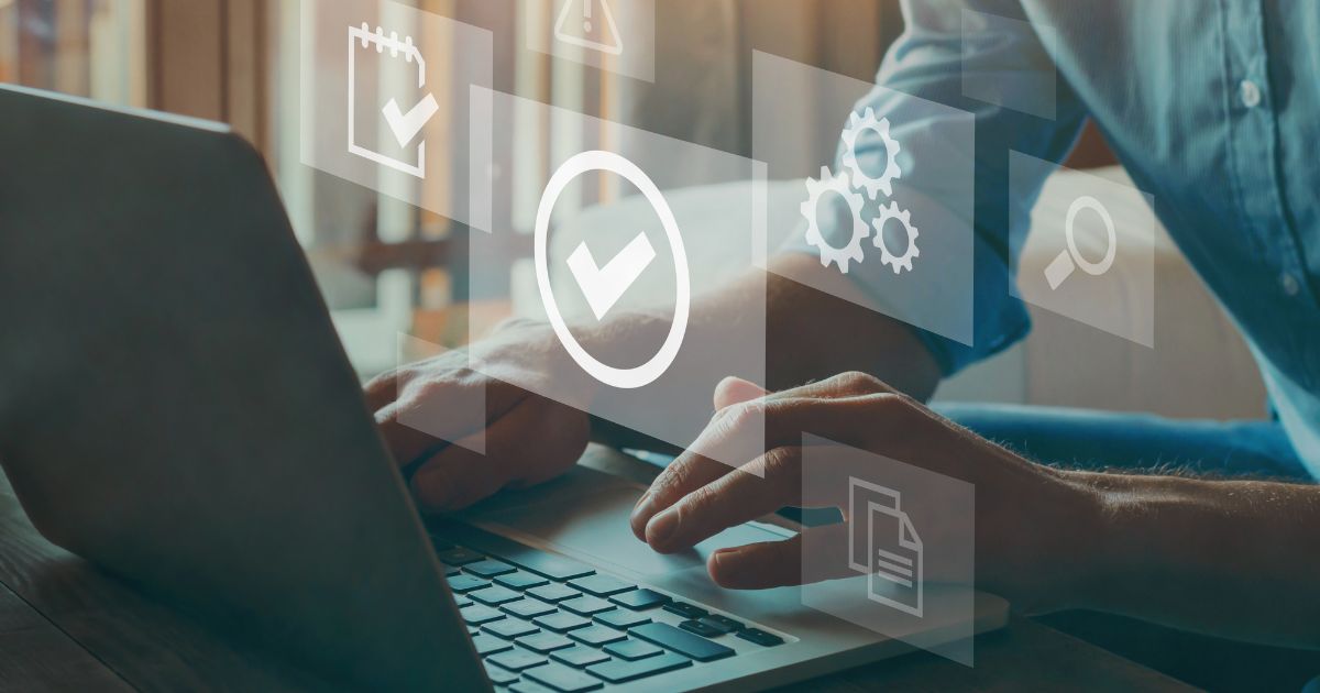 Personne utilisant un ordinateur portable avec icônes virtuelles de certification et validation