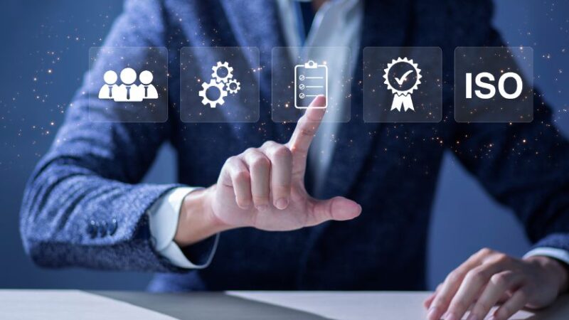 Homme sélectionnant une icône ISO parmi des pictogrammes de certification numérique