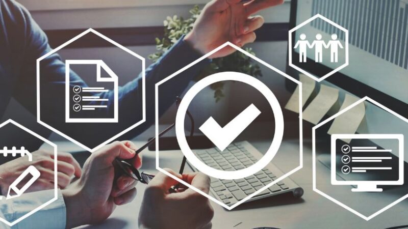 Réunion daffaires avec icônes de certification et validation numérique