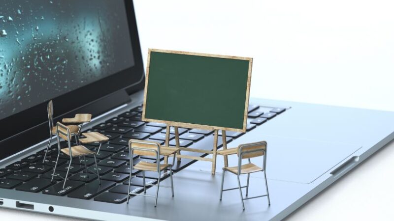Formation en ligne avec salle de classe miniature sur clavier dordinateur