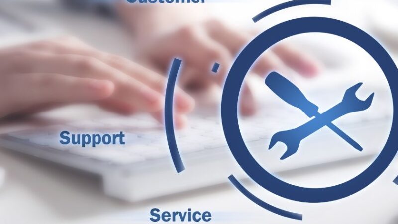 Main tapant sur un clavier avec une icône doutils clé et tournevis et les mots Customer Support Service Technical illustrant le support informatique