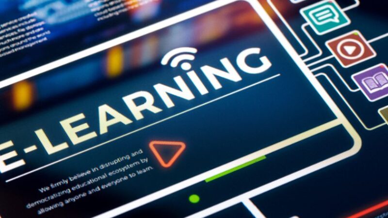 Écran dordinateur affichant le mot E Learning avec icônes de contenu numérique