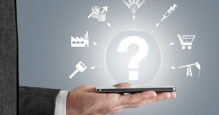 Main tenant un smartphone avec un point dinterrogation entouré dicônes représentant différents secteurs économiques santé énergie finance industrie