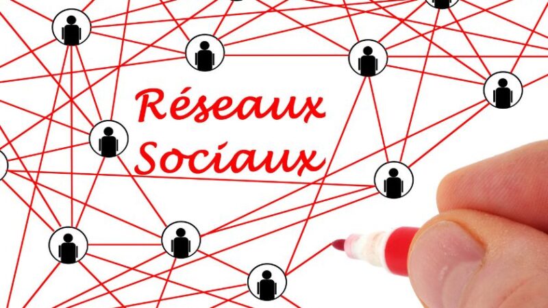 Schéma de connexions en réseau avec des silhouettes humaines reliées par des traits rouges et le texte Réseaux Sociaux