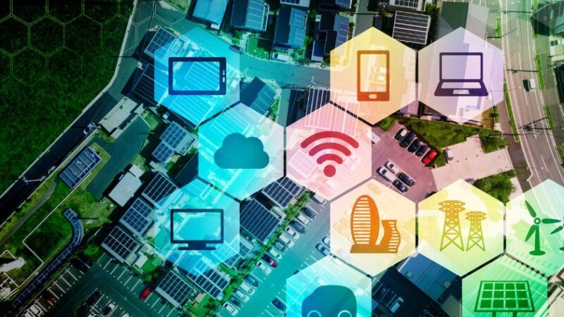 Vue aérienne dune ville connectée avec des icônes IoT représentant lénergie le cloud les transports et la connectivité