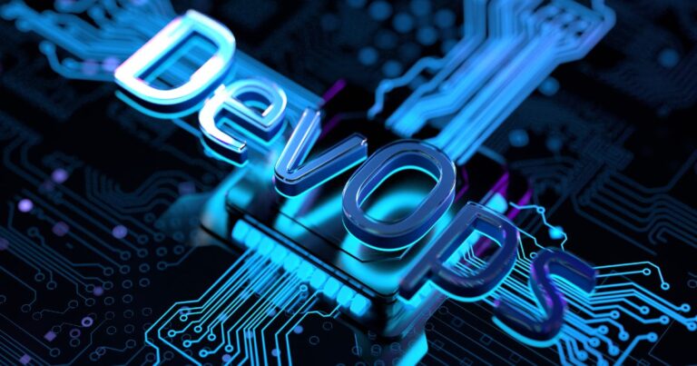 Mot DevOps en lettres futuristes bleues intégré à une carte électronique symbolisant lautomatisation logicielle