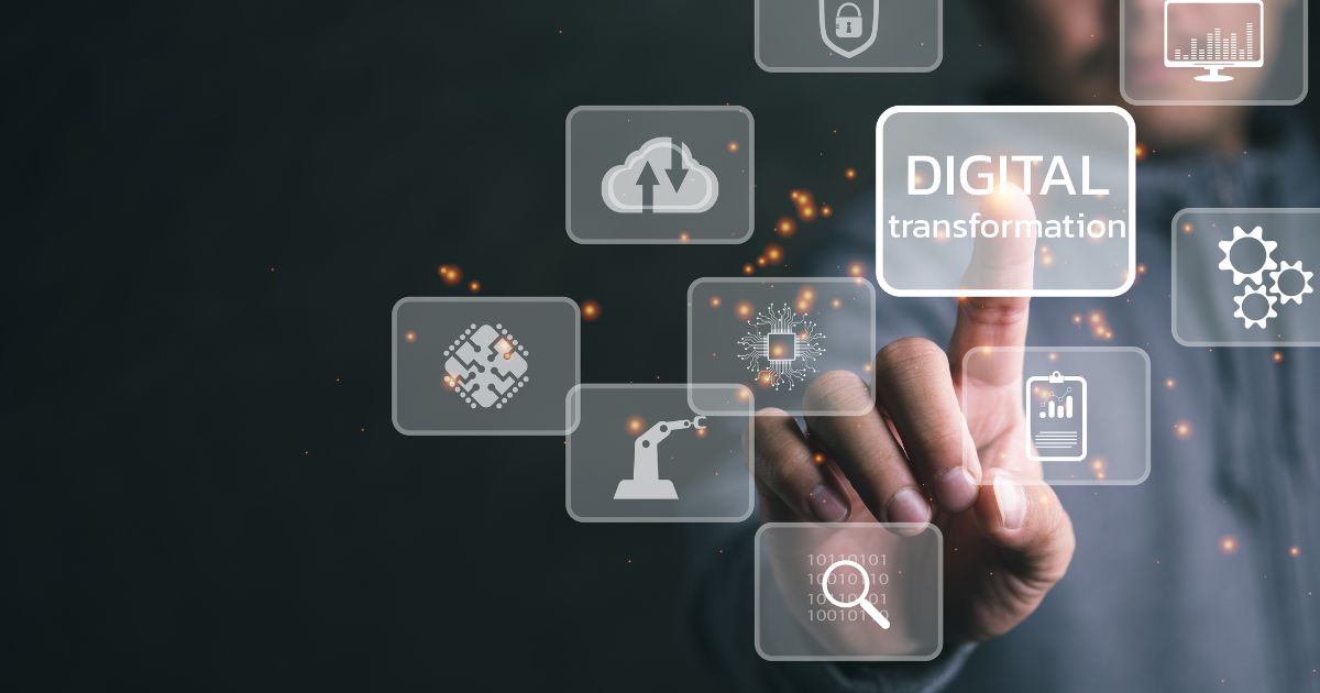 Main humaine touchant une interface virtuelle affichant loption Digital Transformation entourée dicônes technologiques comme le cloud lIA et lautomatisation