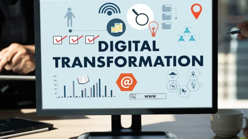 Écran dordinateur affichant le texte Digital Transformation entouré dicônes illustrant la connectivité lanalyse de données les outils numériques et linnovation