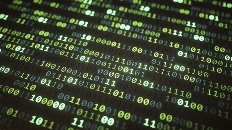 Code binaire vert affiché sur un écran noir illustrant le concept de programmation et de technologies numériques