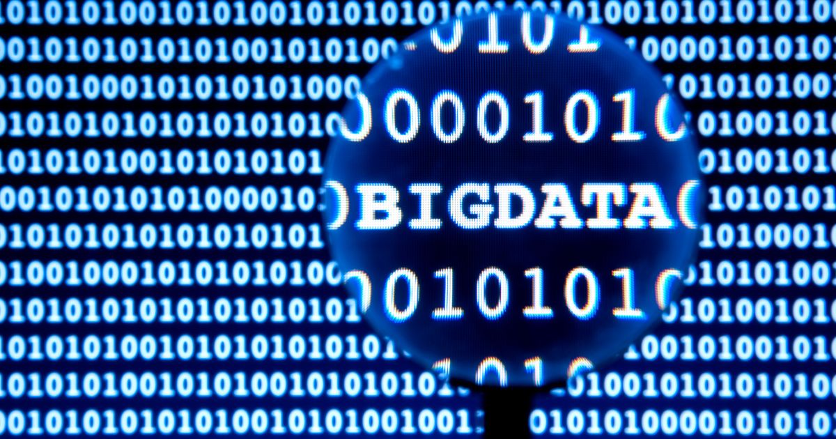 Code binaire bleu avec le mot BIG DATA mis en évidence par une loupe numérique