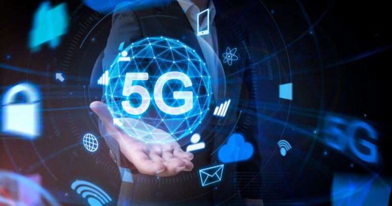 Main dun professionnel tenant un globe numérique affichant 5G entouré dicônes technologiques futuristes