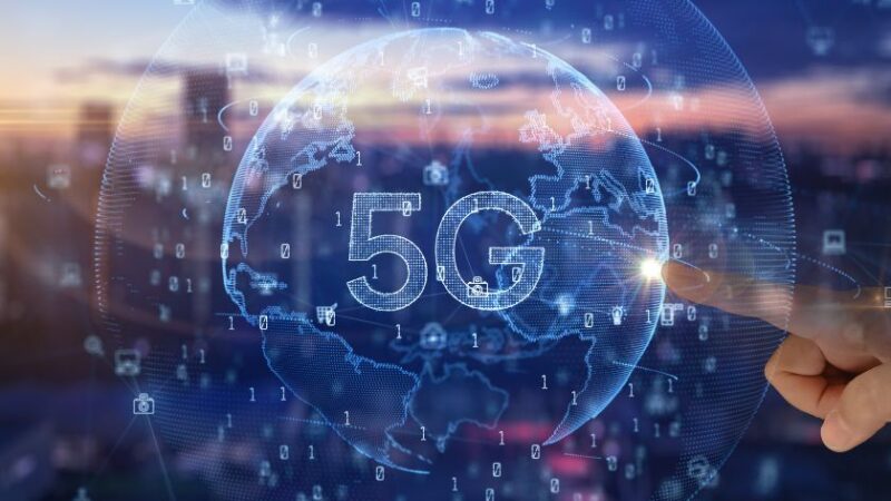 Illustration numérique de la technologie 5G avec un globe connecté et une main pointant vers un réseau mondial