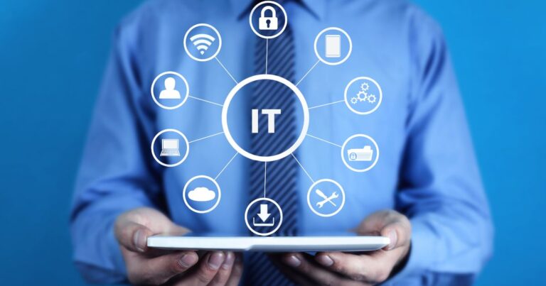 Représentation des services IT avec un professionnel tenant une tablette et des icônes numériques interconnectées