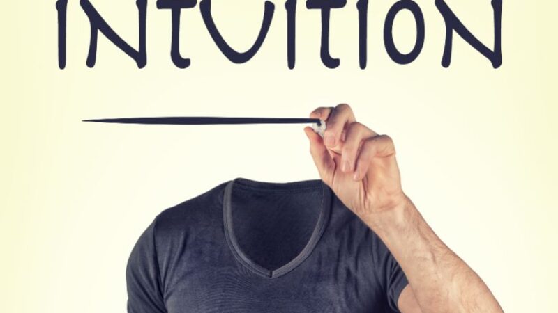 Personne sans tête tenant un stylo sous le mot Intuition